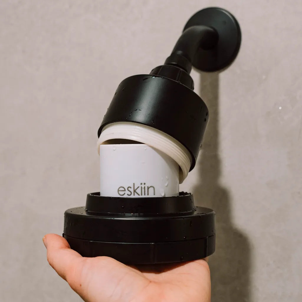 Filter cartridge clicking into the showerhead